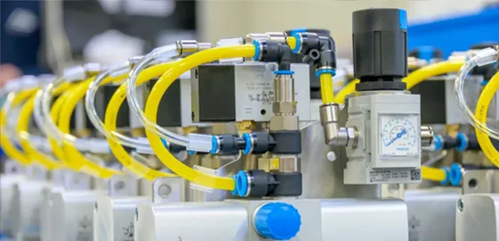 Referenz Ahlrich Siemens: Foto einer technischen Anlage mit gelben Schläuchen