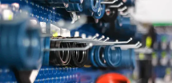 Referenz Dichtungstechnik GmbH: Foto von Dichtungsringen, die über Metallstangen hängen