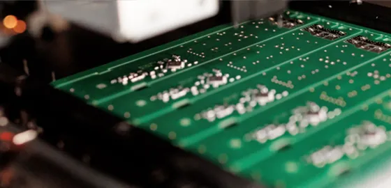 Referenz Dickert Electronic GmbH: Foto eines technischen, grünen Bauteils mit Platinen