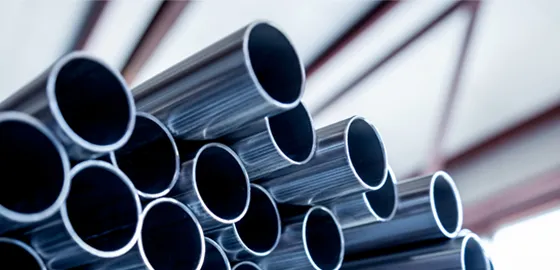 Referenz HS Umformtechnik: Foto von übereinander gestapelten Edelstahlrohren