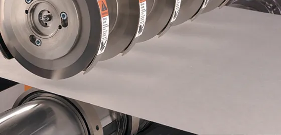 Referenz Maxcess: Foto einer Industriemaschine, die Papier bearbeitet