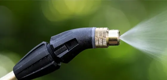 Referenz Mesto Spritzenfabrik GmbH: Foto (Großaufnahme) einer Spritzdüse, die Wasser sprüht