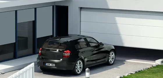 Referenz Sommer GmbH: Foto eines schwarzen Autos, das vor einer sich öffnenden Garage steht